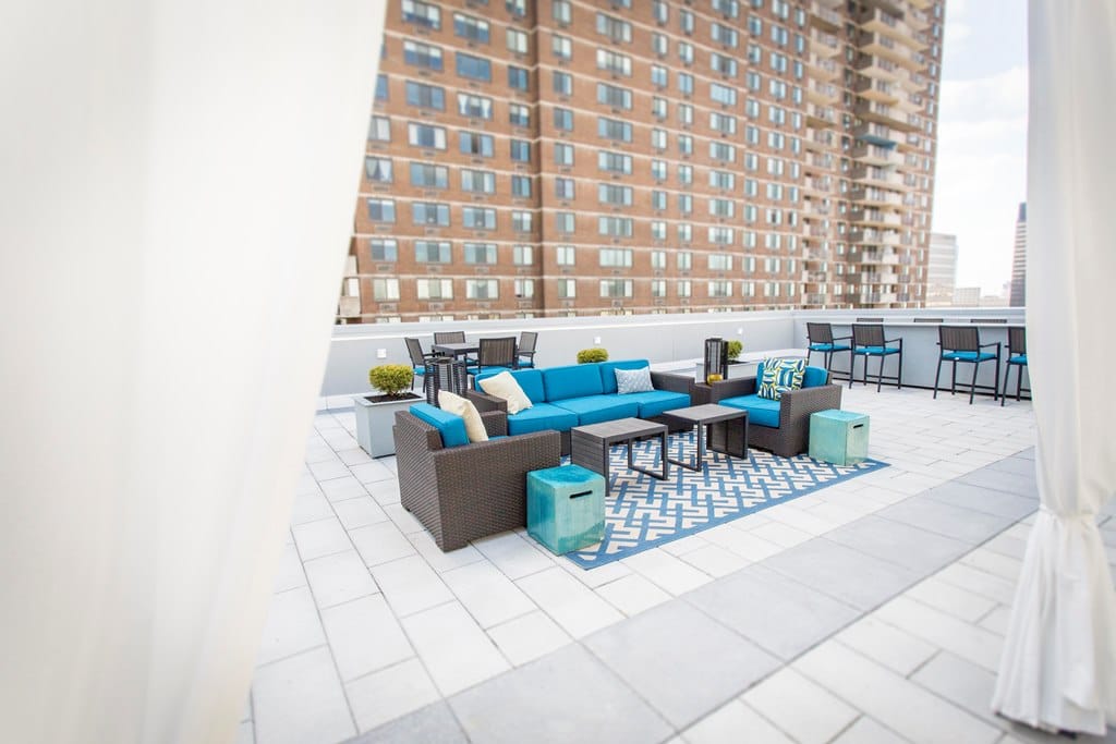 1900 Arch Street Apartments Sky Deck Seating