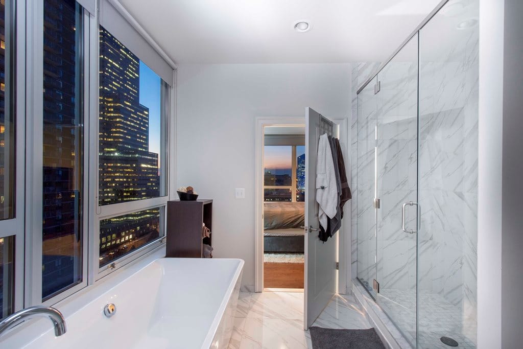 1900 Arch Street Apartments Penthouse Bathroom Bathtub Shower